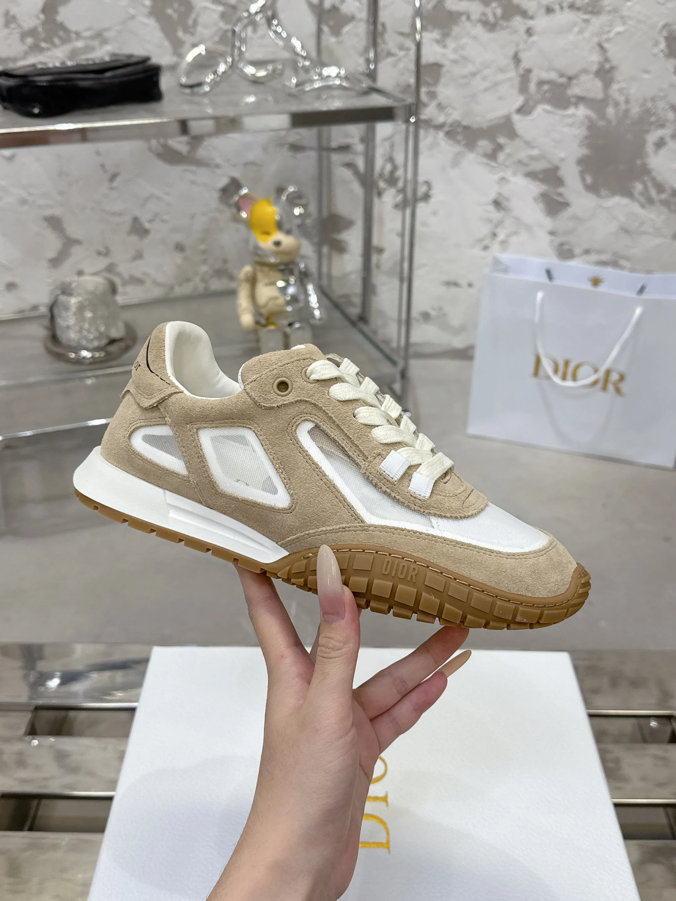 Factory price 640💰 Top version! ! ! Dior Tech sneakers Dior Tech is newly launched, with exquisite color matching and autumn and winter atmosphere. This Dior Tech sneaker is a new product in the 2026 early spring ready-to-wear series. It is equipped with fashionable details and highlights the retro aesthetics. Made of calfskin and suede calfskin upper with transparent mesh side panels and ChristianDior Paris signature on the heel and tongue. A textured, tonal Dior signature sole adds couture style. Upper material: Textile, cowhide split leather, cowhide leather with Christian Dior Paris logo on the heel and tongue Textured Dior logo rubber sole embellished with Christian Dior's lucky star symbol! Size 35-46 (40 for women, 41 for men, 38.45.46, custom made and non-refundable)